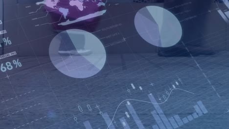 personas caminando con gráficos en primer plano