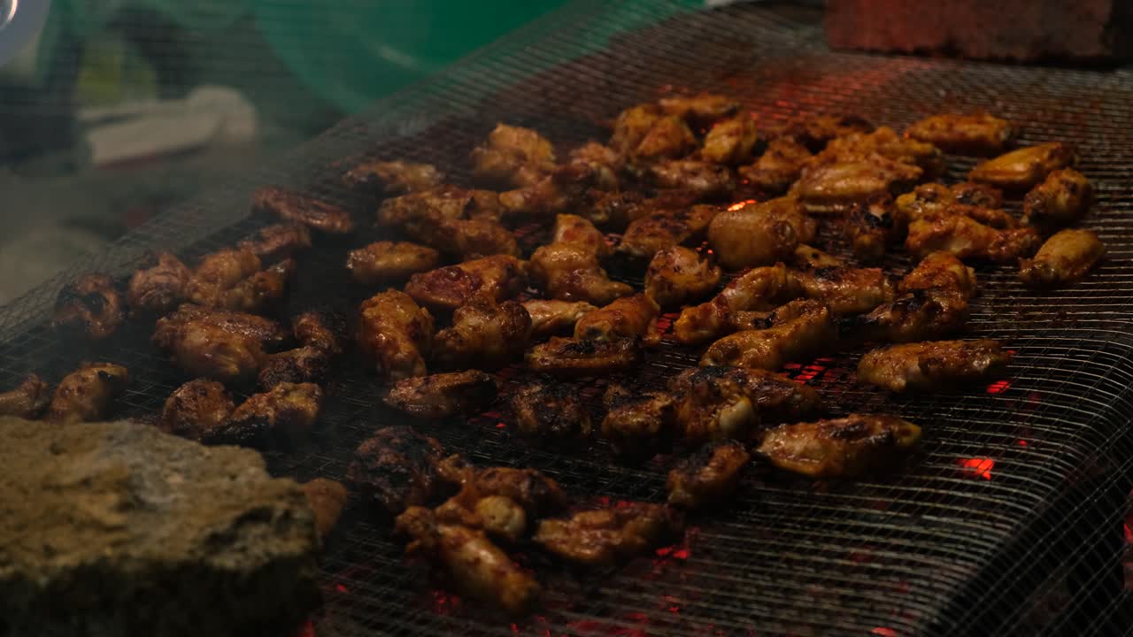 tiro de alitas de pollo a la parrilla cocinadas en la parrilla casera
