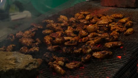 tiro de alitas de pollo a la parrilla cocinadas en la parrilla casera
