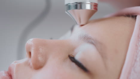 mujer recibiendo tratamiento facial por ultrasonido