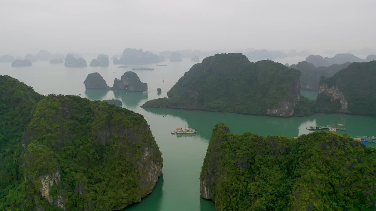 ascendiendo desde el aire sobre el popular destino turístico de la bahía de halong, vietnam