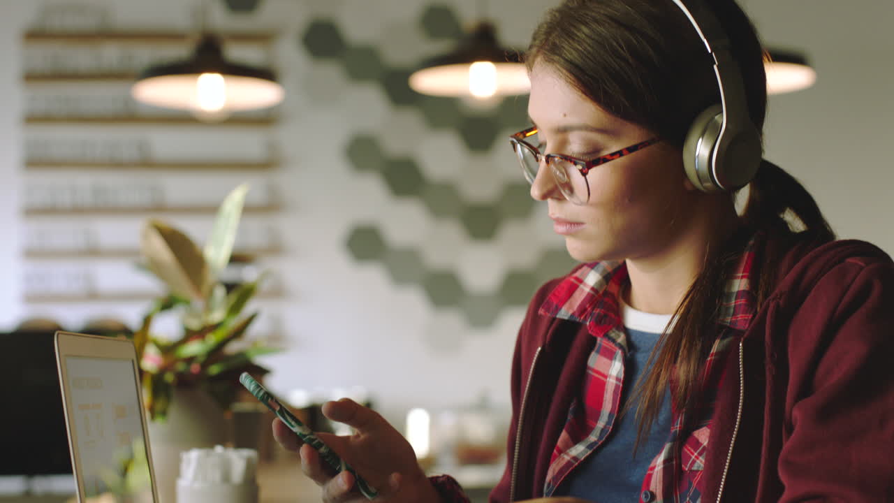 cafetería, noche y mujer de negocios trabajando