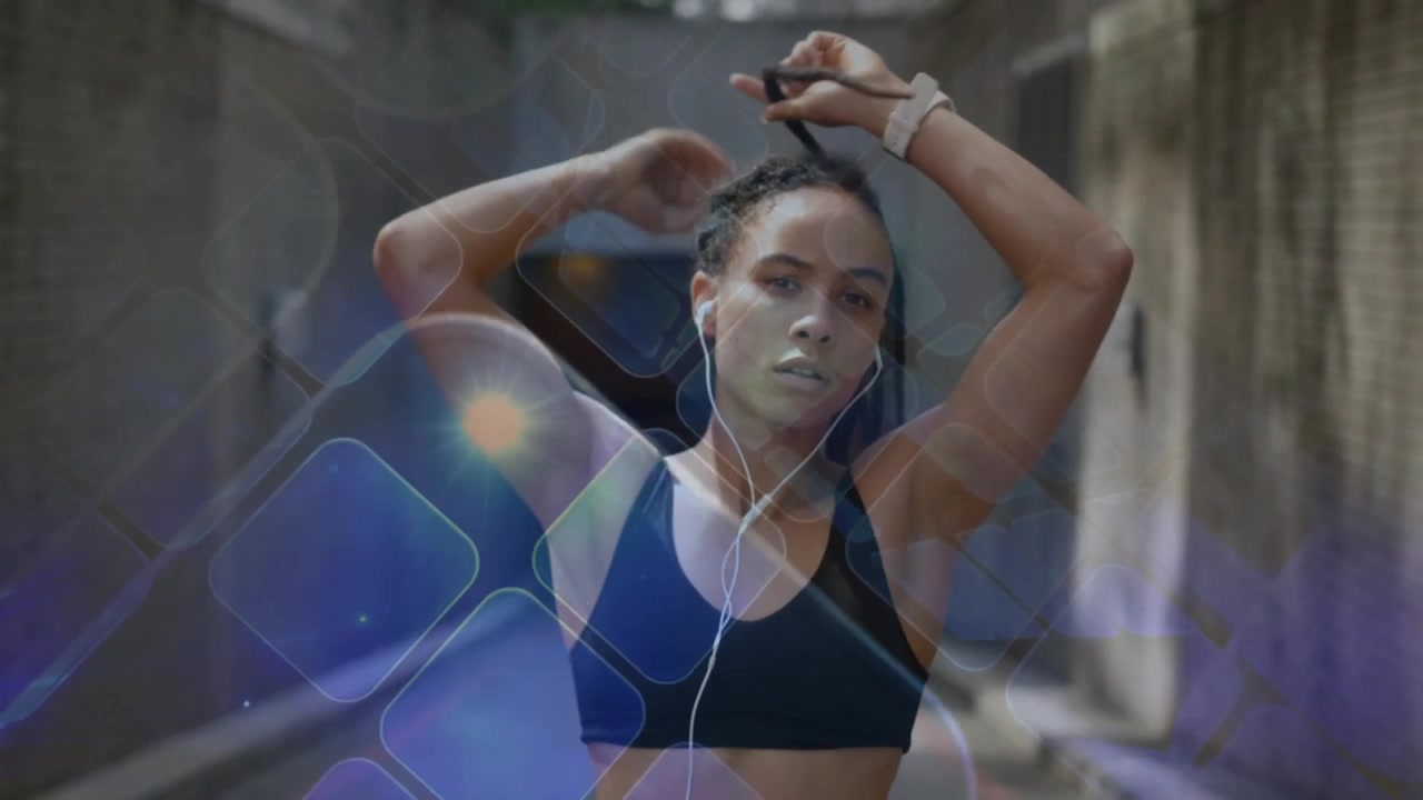 Atleta feminina ajustando o fio do fone de ouvido, juntando tranças, torcendo o rabo de cavalo, preparando-se para corrida de fitness