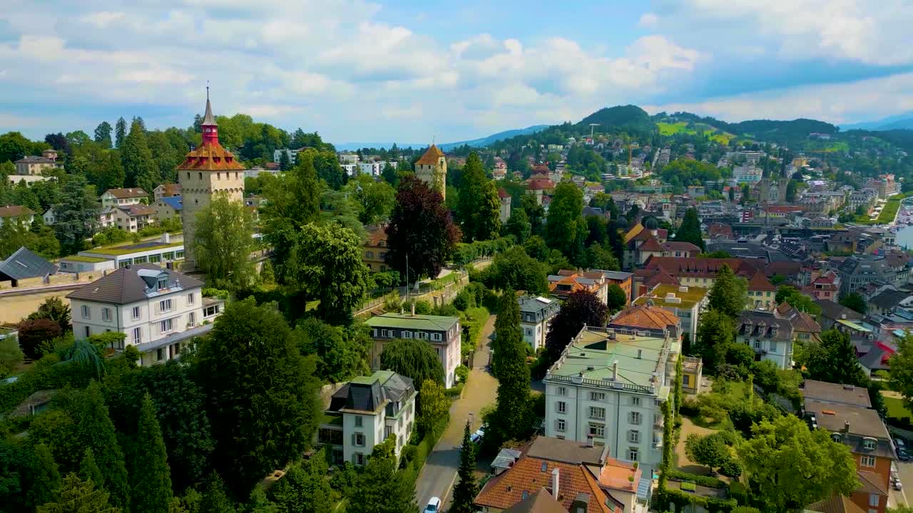 video de drones 4k de la pared musegg con vistas al río reuss y el lago luzerne en lucerna, suiza