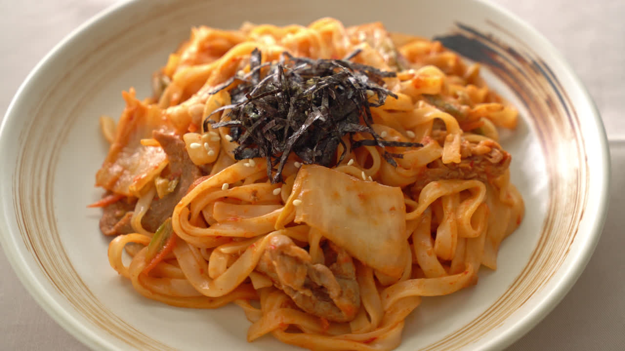 fideos udon salteados con kimchi y cerdo - estilo de comida coreana