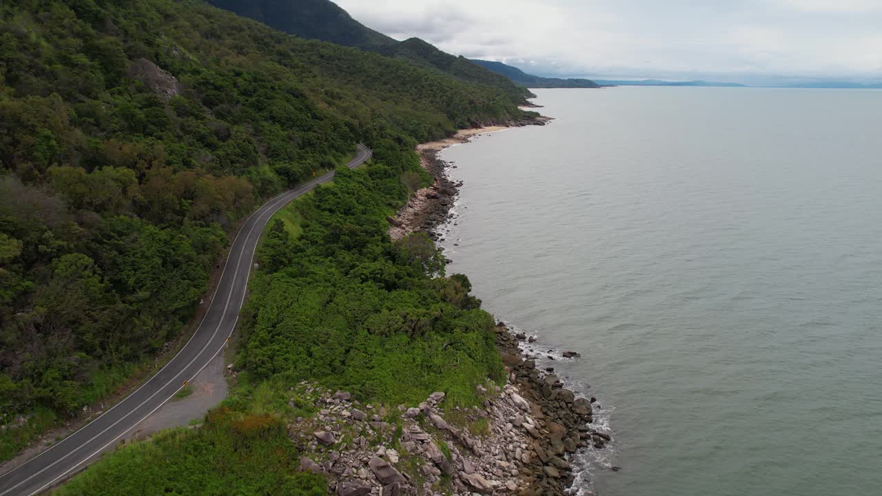 오스트레일리아 즐랜드 의 비어 있는 해안 도로, 해안선 및 초록색 풍경 의 공중 사진