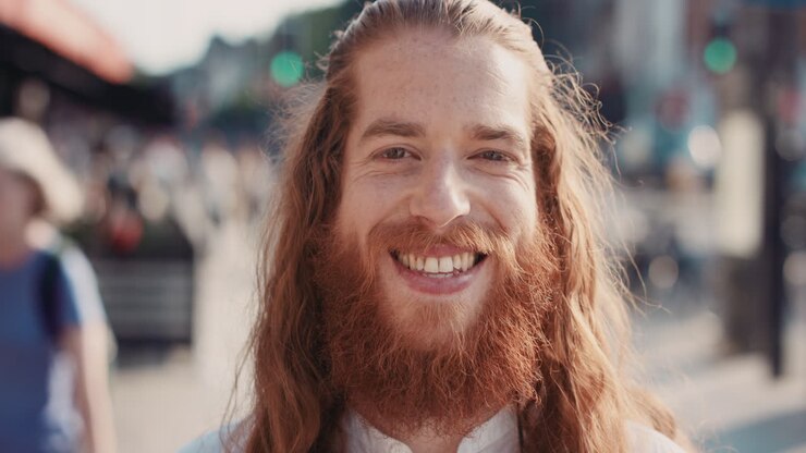 Ritratto al rallentatore di un uomo hipster felice con la barba, sorridente