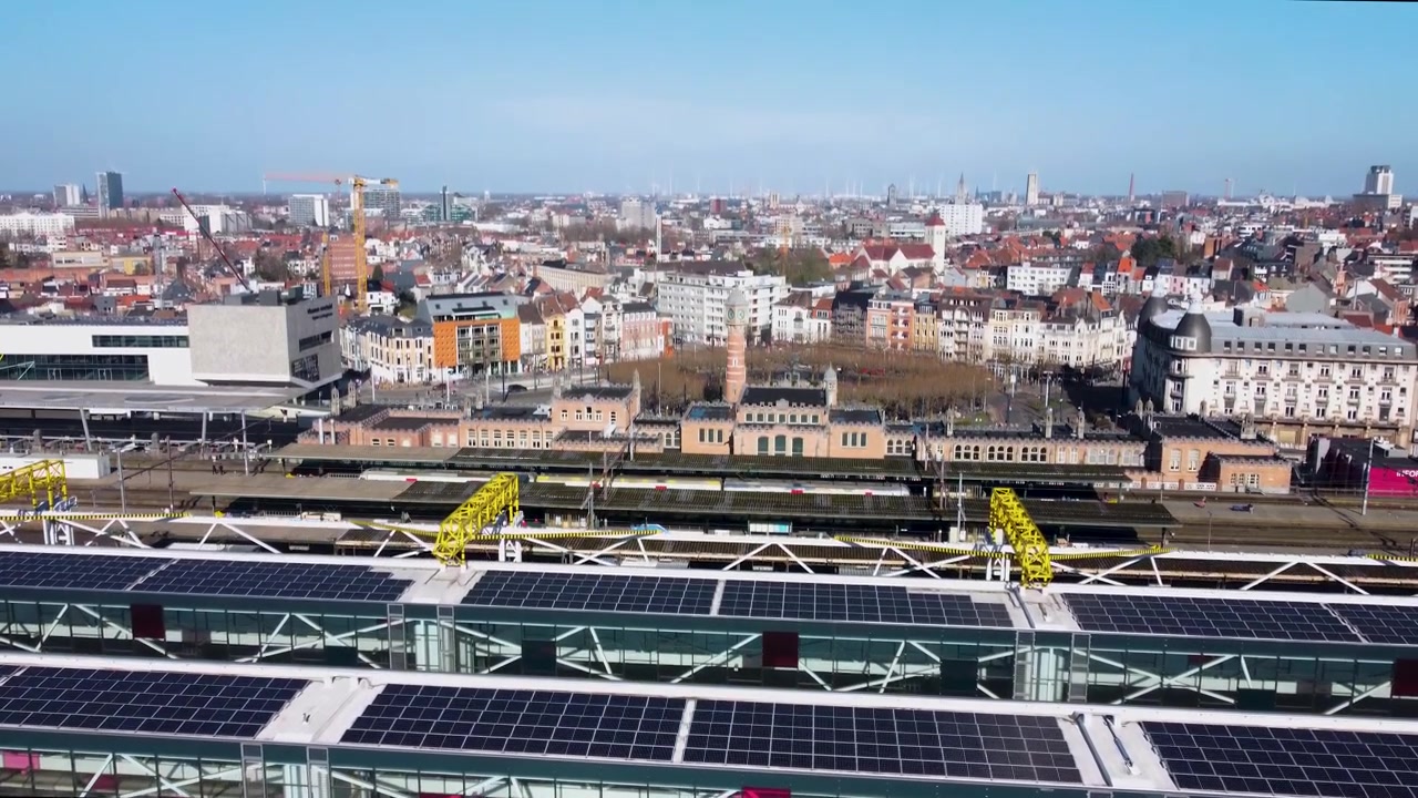Vídeo aéreo da estação Sint-Pieters de Gante. Imagem de grua descendo e inclinando.