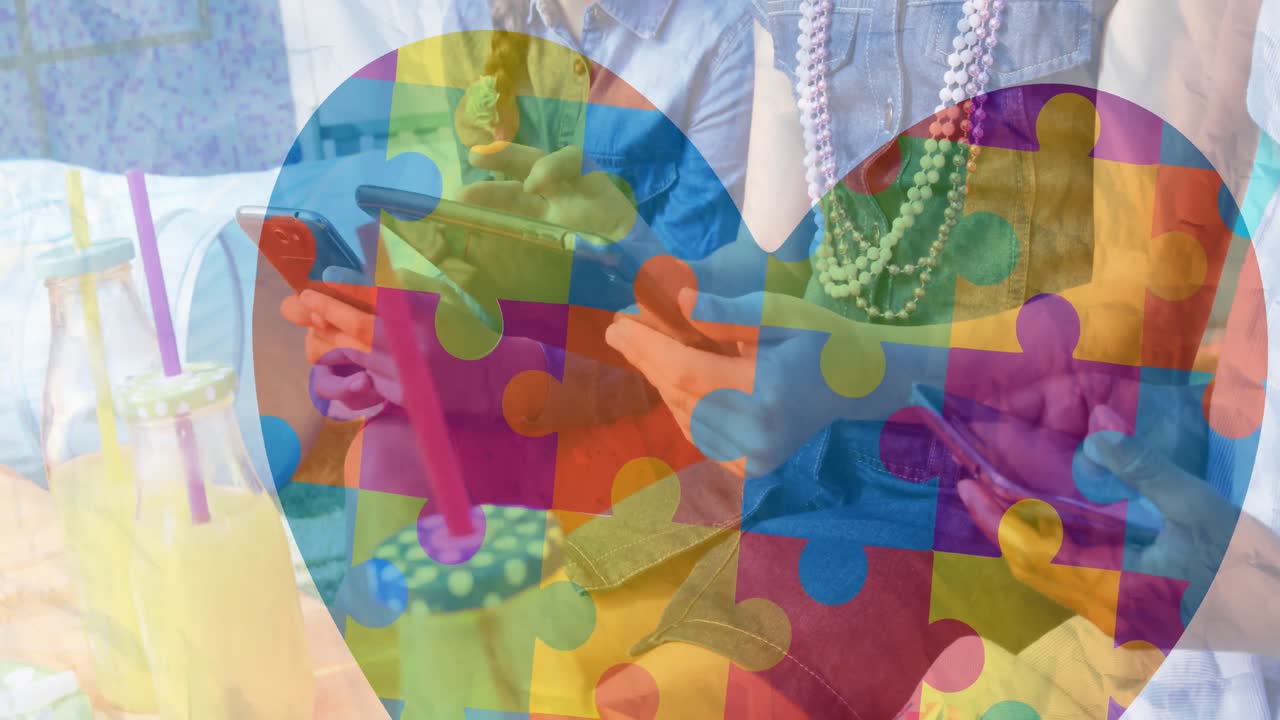 animación de coloridas piezas de rompecabezas corazón sobre amigos cantan teléfono inteligente y tableta