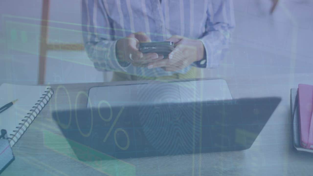 animación de la interfaz infográfica y las manos de una mujer caucásica usando teléfono inteligente y portátil