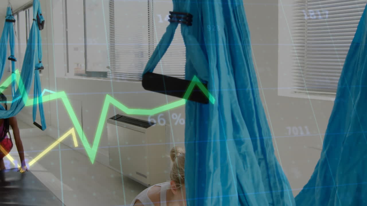 In una lezione di yoga, persone che praticano pose aeree con un grafico finanziario in sovrapposizione alla scena