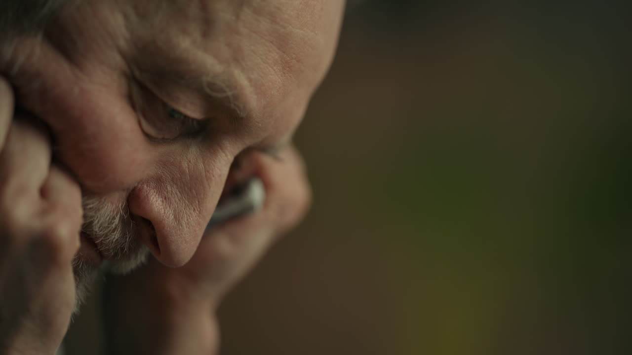 Close-up de um homem idoso pensativo ouvindo atentamente