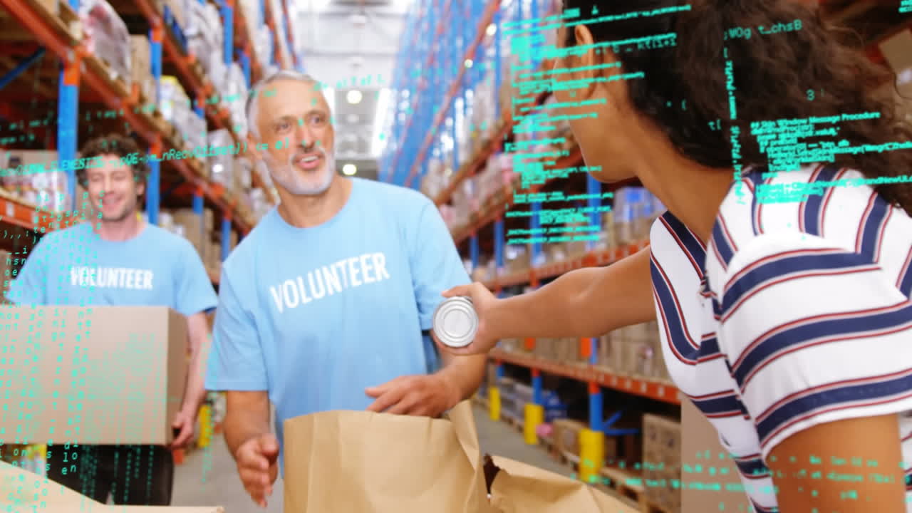 animación del procesamiento de datos sobre diversas personas que trabajan en el almacén