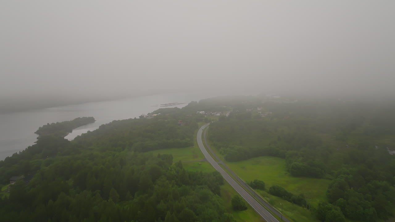 노르웨이의 루스트라포르드 (lustrafjord) 를 따라 서해안 도로 위의 안개 하늘