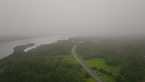 Nebliger-Himmel-über-Der-Westküstenstraße-Entlang-Des-Lustrafjords-In-Norwegen