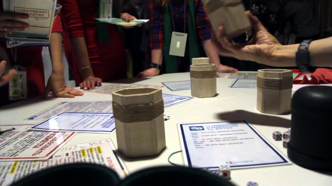 회의에서 보드 게임을 하는 사람들