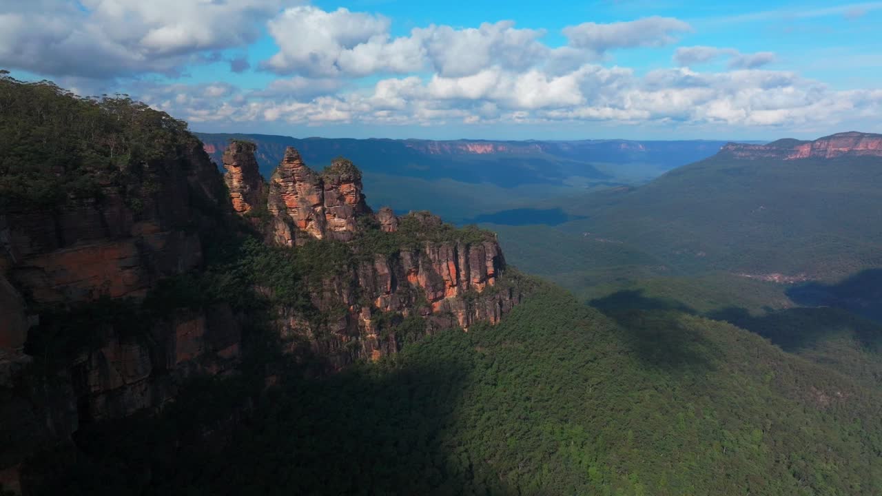 tres hermanas montañas azules dron aéreo katoomba sydney nsw australia eco punto de observación acantilado caminar patrimonio mundial parque nacional árbol de goma bosque de eucalipto día soleado azul hacia arriba movimiento