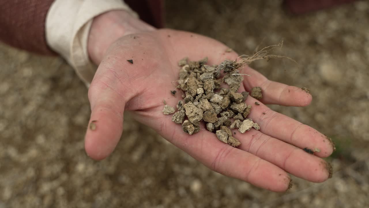 - 예수 그리스도, 사람, 손, 바위, 잡기, 집기, 흙, 원예, 중동, 중동, 가운, 광야, 유혹, 사탄 - 외관 - 슬로우 모션