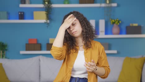 Una-Mujer-Joven-Con-Migraña-Siente-Dolor.