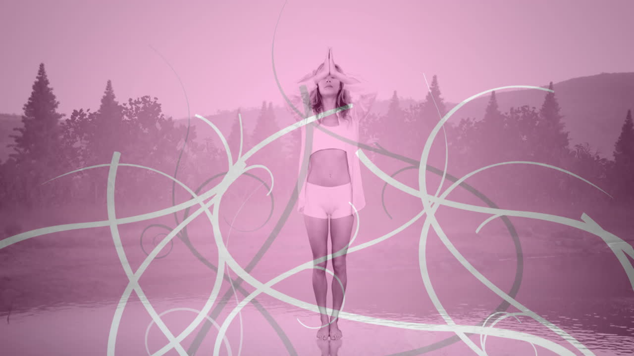 женщина занимается йогой на открытом воздухе 4к