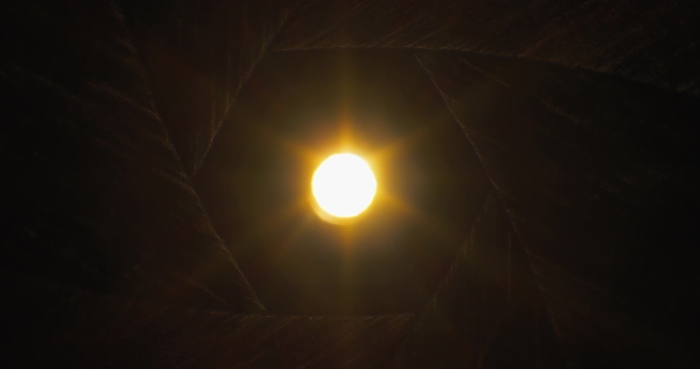 Raggi di luce che brillano attraverso un vecchio obiettivo fotografico, mentre le lamelle del diaframma si chiudono velocemente.