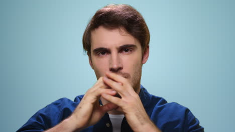 hombre enojado calentando las manos antes de pelear en el estudio. modelo con cara agresiva