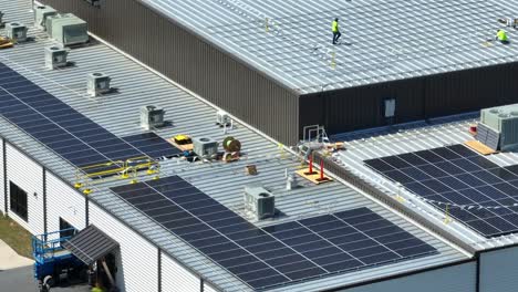 instalación de paneles solares en techos industriales