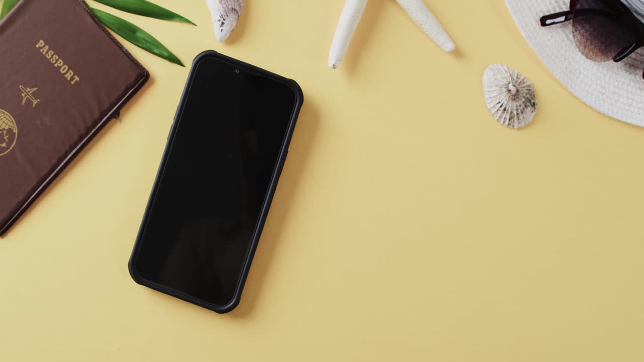 ⁇ , 여권, 스마트폰 및 선글라스의 클로즈업으로 노란색 배경에 복사 공간이 있습니다.