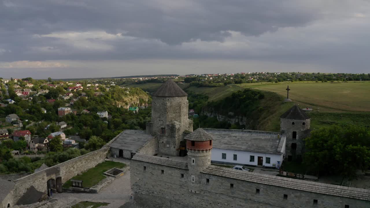 volando sobre el hermoso castillo kamianets-podilskyi junto a una antigua ciudad bien conservada en ucrania - toma aérea