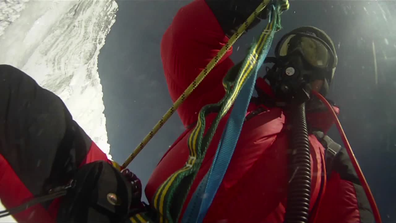 fuertes vientos azotan al escalador en la cara del lhotse