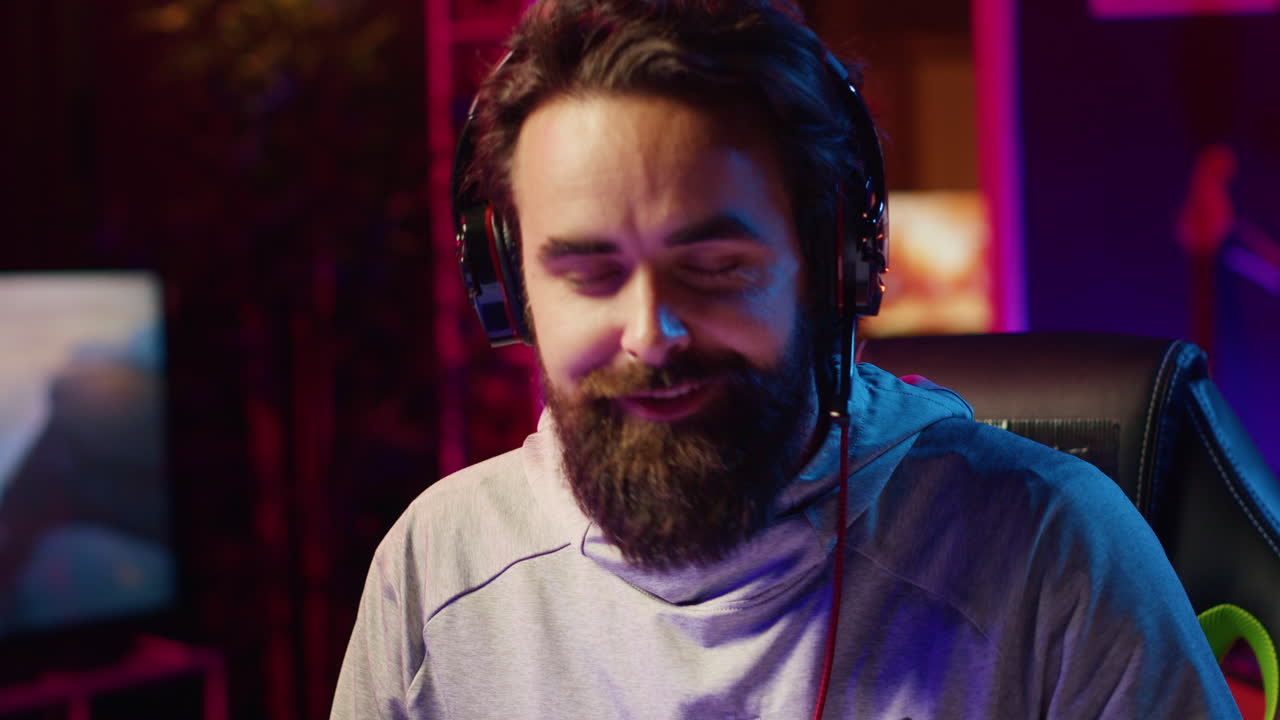 creador de contenido hablando con los espectadores mientras juega videojuegos multijugador en línea en la pc de juegos