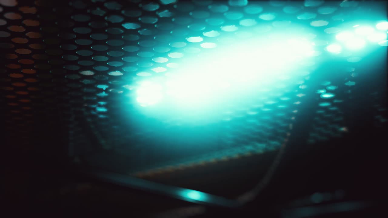 bajo el suelo de alambre en la nave espacial