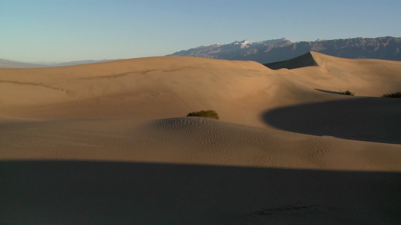 un teleobjetivo a través de las dunas del desierto en el valle de la muerte