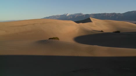 un teleobjetivo a través de las dunas del desierto en el valle de la muerte