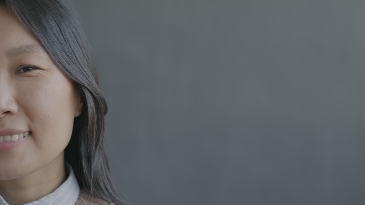 웃는 아시아 여성 초상화