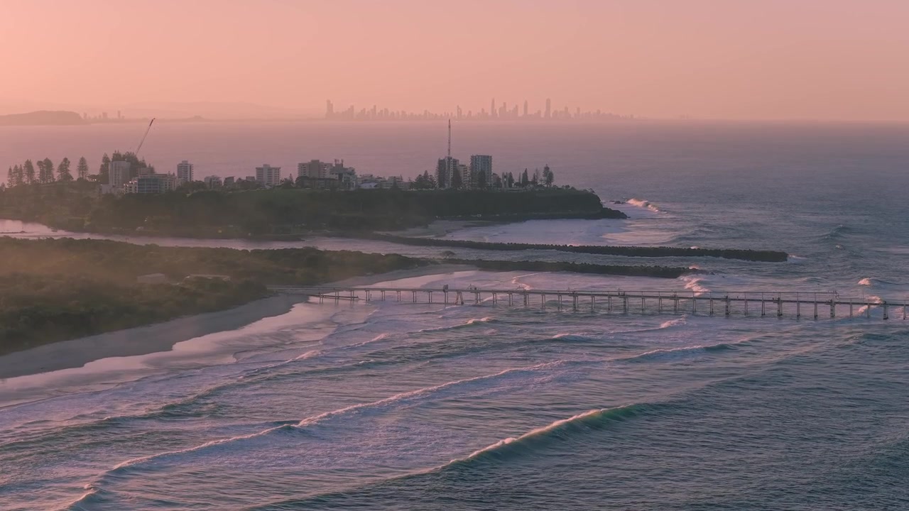 Tweed Sand Bypass, Tweed River und Coolangatta Vorort in Australien bei Sonnenaufgang. - Luftaufnahme.