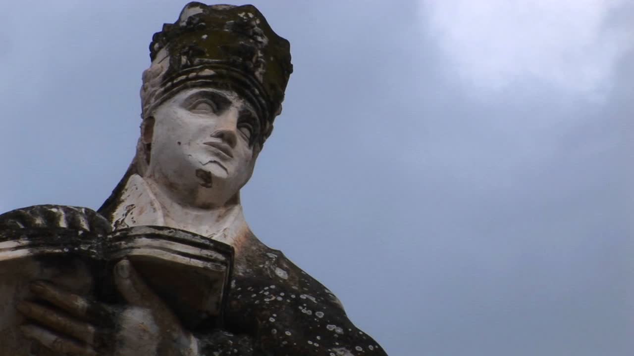 책을 들고 있는 여인상 위로 움직이는 구름의 시간 경과