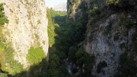 empinadas paredes de roca con el valle del río cerca de la gruta de zahlan en sir el donniye, al norte del líbano