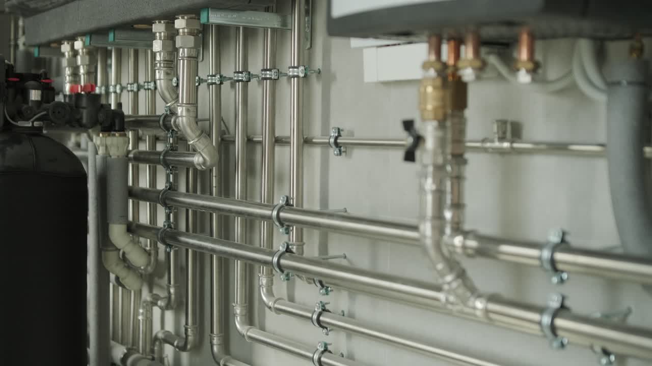 técnico que ajusta las válvulas de las tuberías de los sistemas de calefacción residenciales