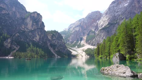 Barcos-De-Madera-En-El-Lago-Di-Braies-En-La-Base-De-Las-Laderas-De-Croda-Del-Becco,-Dolomitas