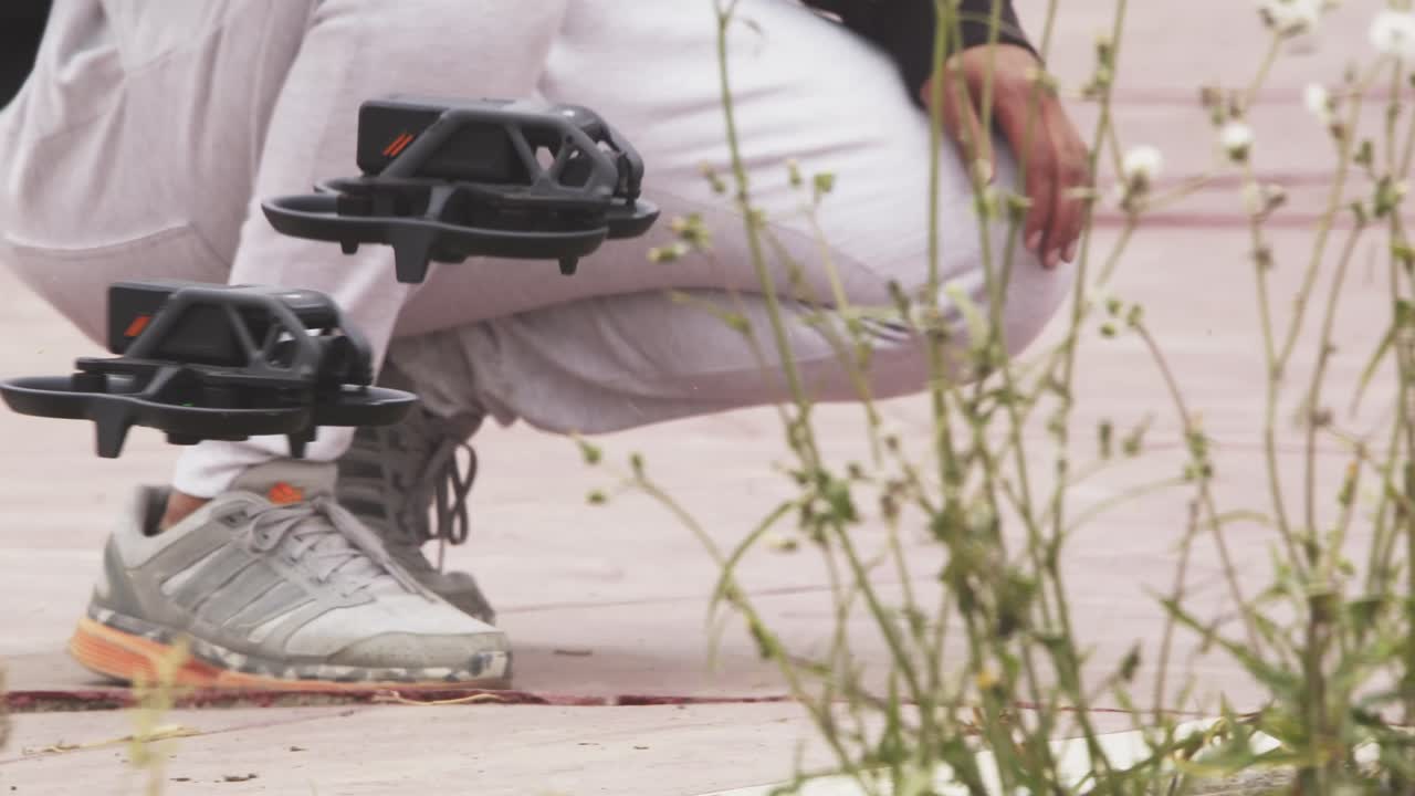 밀접하게 관찰된 장애물을 피하면서 함께 비행하는 dji 아바타의 fpv 쿼드콥터 드론 2개