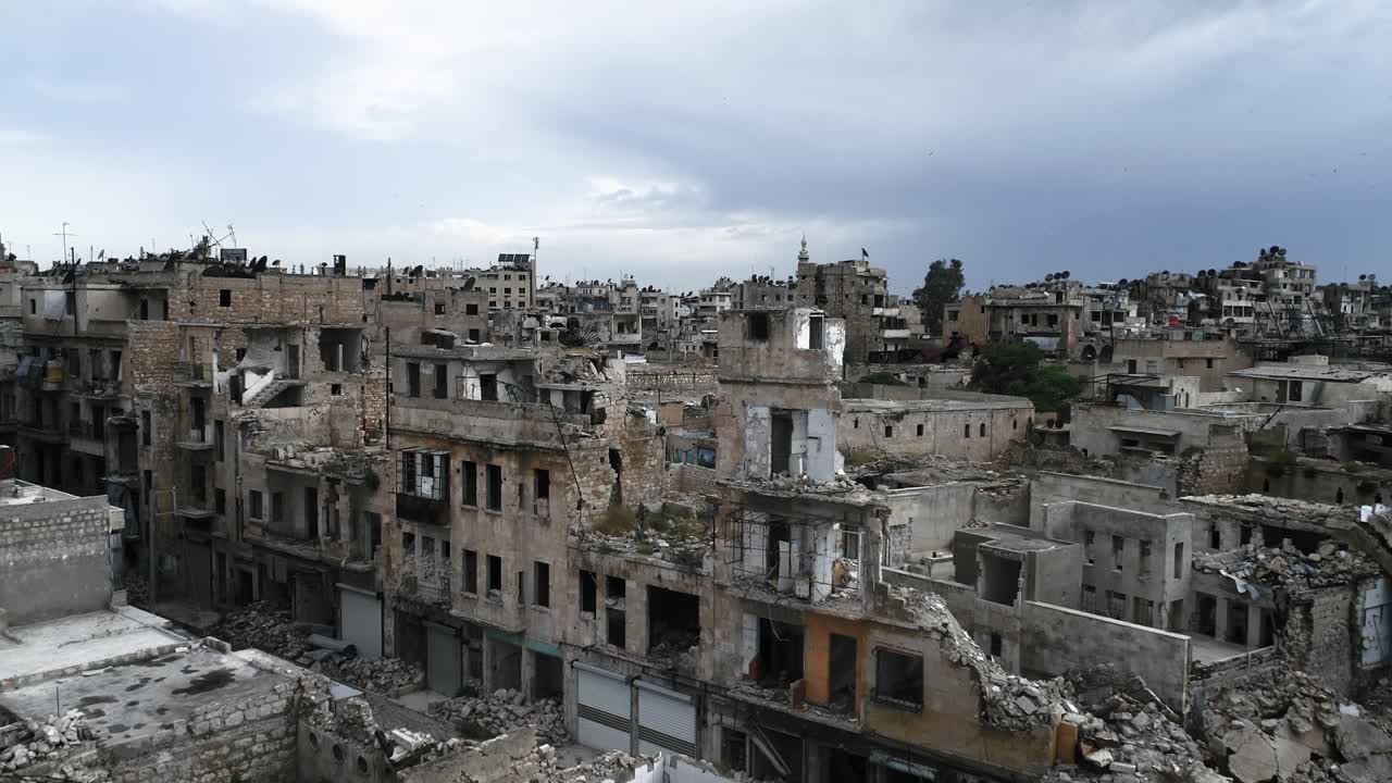 o centro histórico da cidade de aleppo, na síria, ainda podemos ver edifícios destruídos, mesmo 10 anos após a guerra.