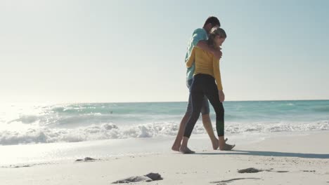 Verliebtes-Paar-Genießt-Gemeinsam-Die-Freizeit-Am-Strand