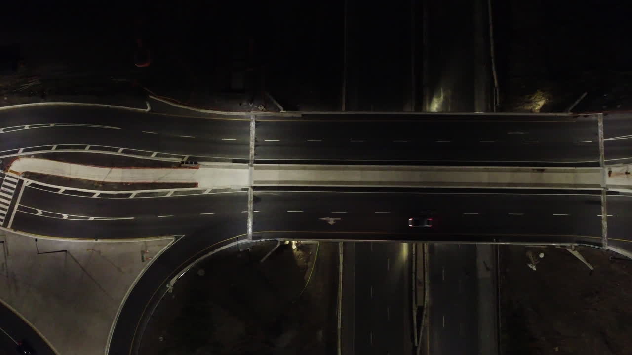 나이아가라 폭포 글렌데일 애비뉴의 퀸 엘리자베스 고속도로에 있는 온타리오 주 최초의 ''다이아몬드 인터체인지'' - 야간 조감도