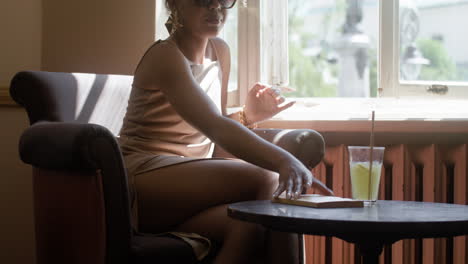 mujer africana de moda bebiendo limonada