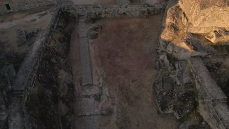 drone volando sobre la fortificación megalítica del castillo de monsanto, portugal