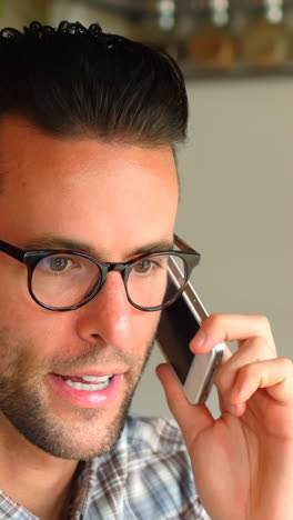 hombre guapo hablando por teléfono móvil