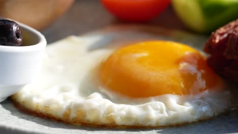 desayuno de huevos fritos con salchichas y rollos