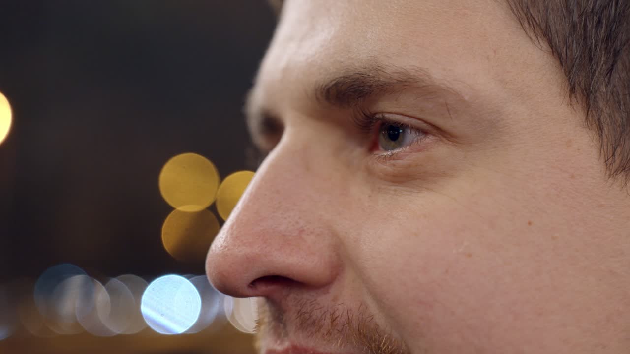 텍스트 공간이 있는 근접 촬영에서 도시 조명 배경에 있는 밀레니얼의 슬픈 녹색 눈