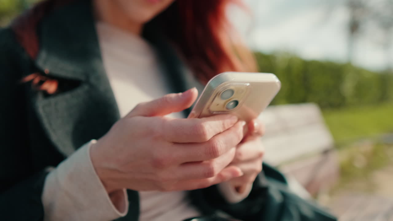Donna che usa il cellulare all'aperto